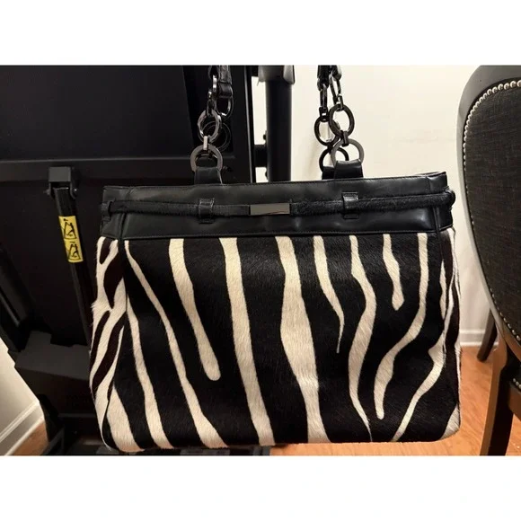 Chic Zebra Print Shoulder Bag – Statement Style - Picture 3 of 7